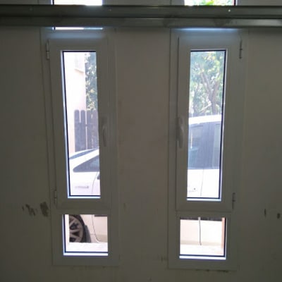 חלונות אלומיניום עם מסגרות לבנות