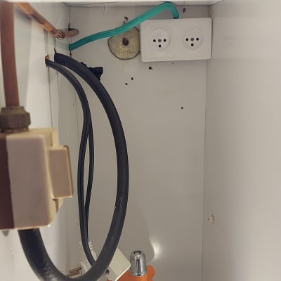 שקע חשמל כפול, כבלים ושקע תקע חשמלי