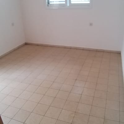 רצפה מרוצפת נקייה בחדר ריק עם חלון