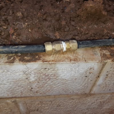 חיבור צינור פלסטיק עם מחבר מתכת