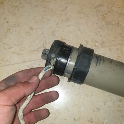 יד מחזיקה מנוע לתריס חשמלי עם חוטים חשופים