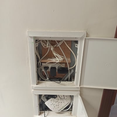 ארון תקשורת עם כבלים ונתב רשת