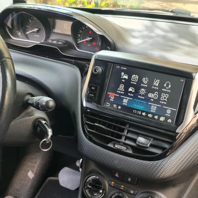 הגה רכב, לוח מחוונים ומסך מגע עם תפריט