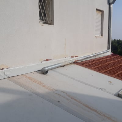 איטום גג עם צינור מתכת ואיטום קיר