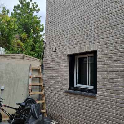 מצלמת אבטחה מותקנת על קיר לבנים חיצוני