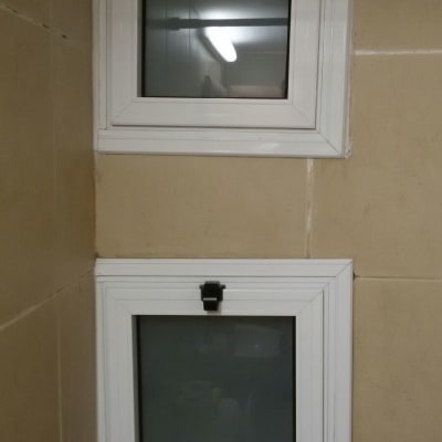 שני חלונות חדשים עם מסגרות לבנות על קיר