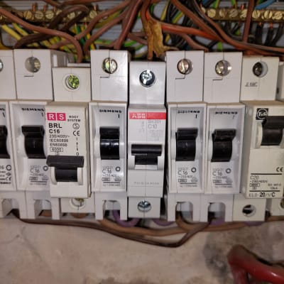 מפסקי חשמל וחוטים בלוח חשמל