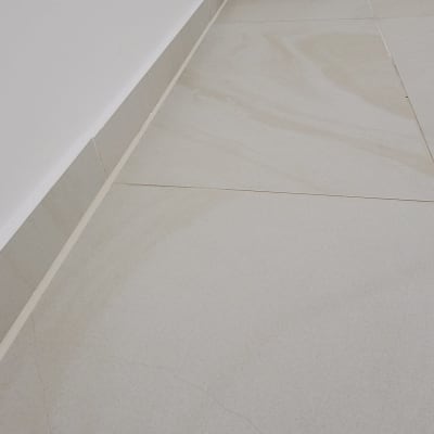 רצפה נקייה עם אריחים בהירים בפינת חדר