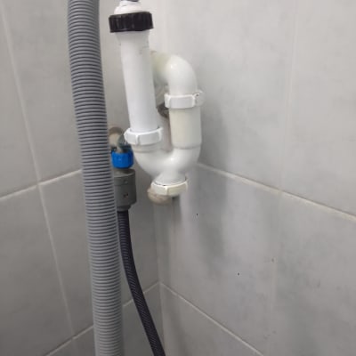 צינור פלסטיק לבן עם חיבורי ברגים