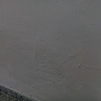 קיר צבוע בלבן עם טקסטורה לא אחידה