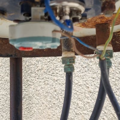 חיבורים וצינורות מתחת לדוד שמש