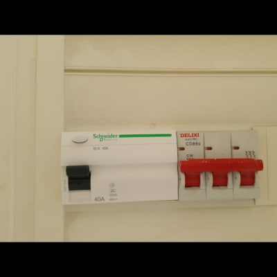 לוח חשמל עם מפסקים של שניידר ודליקסי