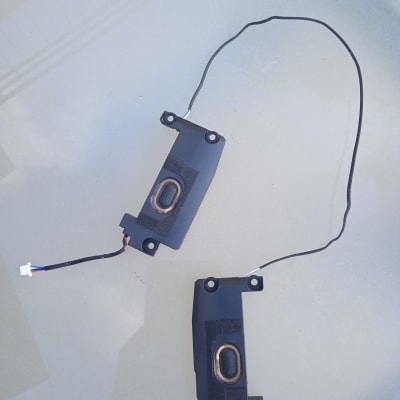 רמקולים קטנים עם חוטים על משטח אפור