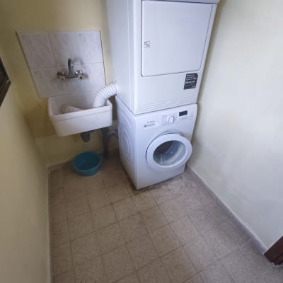 מכונת כביסה ומייבש בחדר כביסה קטן