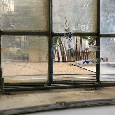 חלון זכוכית עם מדבקות על הזכוכית