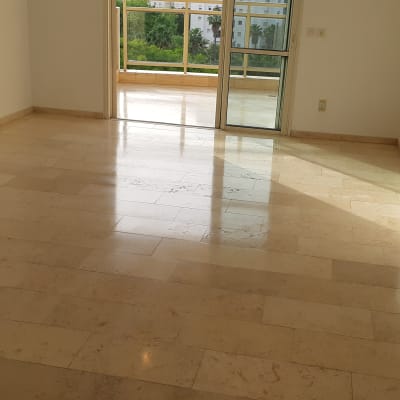 רצפה נקייה ומבריקה בחדר ריק עם אור שמש