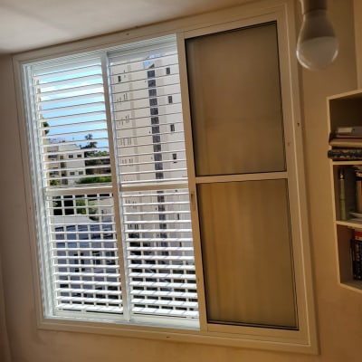 חלון אלומיניום עם תריסים לבנים