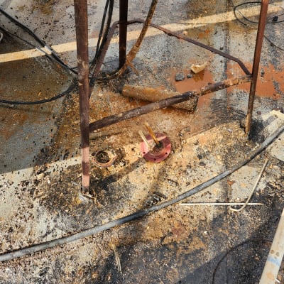 כבלים חשמליים על רצפה מלוכלכת עם חלודה