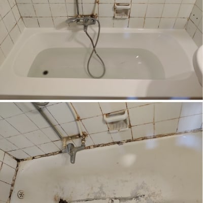 אמבטיה עם חיפוי אריחים לבנים וברז מקלחת