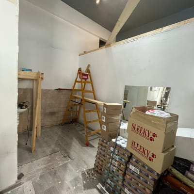 קופסאות Sleeky, סולם, מטאטא, קופסאות קרטון, רצפת עץ