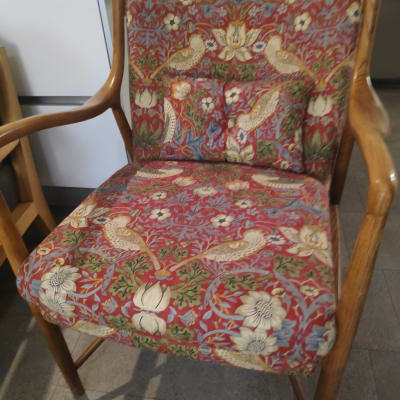 כיסא מרופד בבד פרחוני עם ציפורים