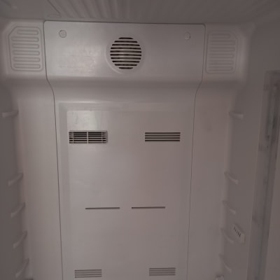 פנים מקרר עם פתחי אוורור ומאוורר