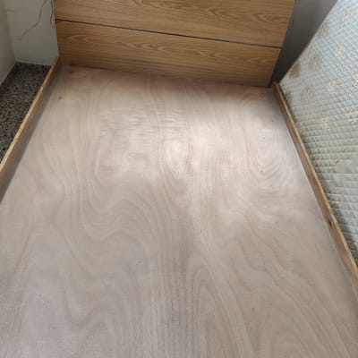 מיטה מעץ עם בסיס עץ חשוף