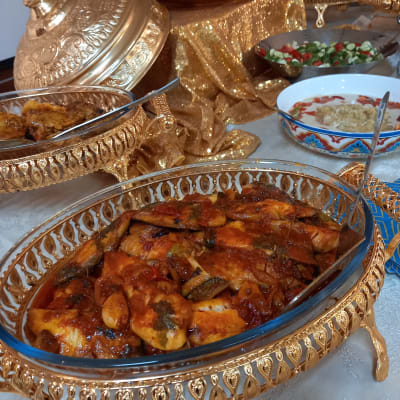 מגשי אוכל מעוצבים עם תבשילים צבעוניים על שולחן קייטרינג