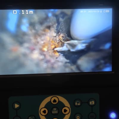 מסך תצוגה עם תמונה מטושטשת של צינור