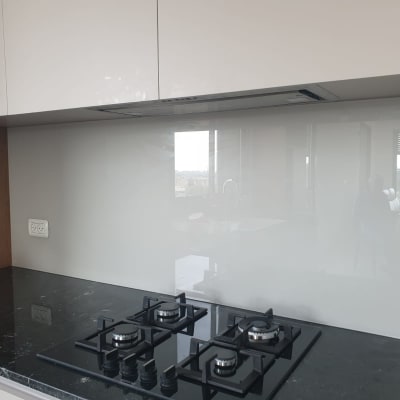 זכוכית מבריקה מעל כיריים במטבח מודרני