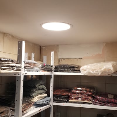 תאורה עגולה בתקרה בחדר אחסון