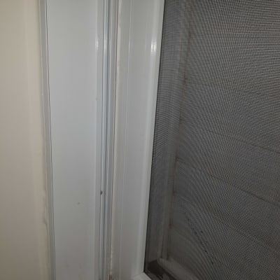 מסגרת חלון אלומיניום עם רשת