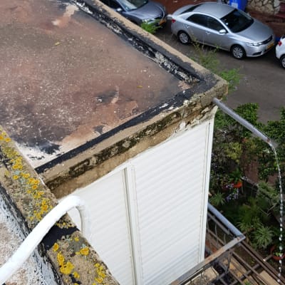 גג אטום עם חומר שחור לאורך הקצוות