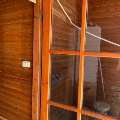 דלת זכוכית עם מסגרת עץ בחדר עץ