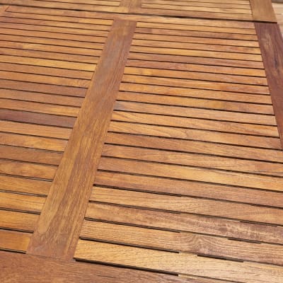 שולחן עץ עם לוחות עץ חומים בגינה