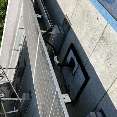 חיבור כבלים אטום על גג ליד פאנלים סולאריים