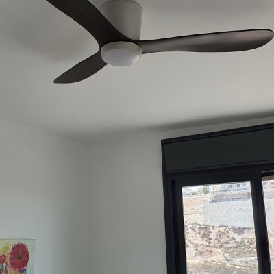 מאוורר תקרה עם שלוש כנפיים בחדר