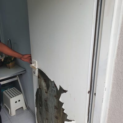 דלת עם ציפוי מתקלף וחלק תחתון חשוף