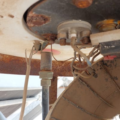 חלק תחתון של דוד שמש עם חיבורים וחלודה