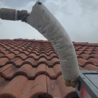 צינור מבודד על גג רעפים אדום