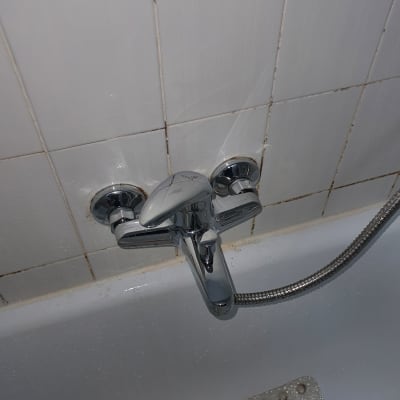 ברז אמבטיה עם צינור מקלחת מחובר