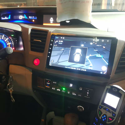 מערכת ניווט ומסך רכב עם לוח מחוונים מואר