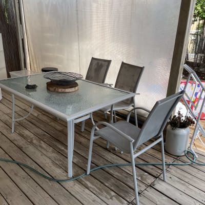 השולחן היה מלא בחפצי יצירה של הילדה שסודרו