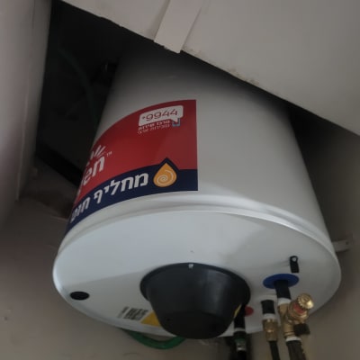 דוד שמש עם צינורות וחיבורים שונים