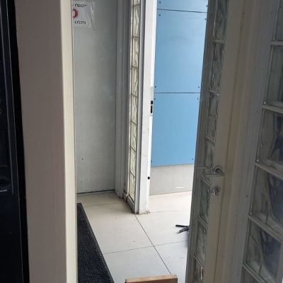 קיר זכוכית עם בלוקים שקופים ליד דלת פתוחה