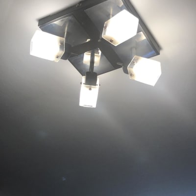 תאורה תקרה עם ארבעה גופי תאורה מרובעים