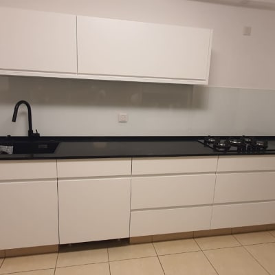 מגן זכוכית שקוף על קיר המטבח