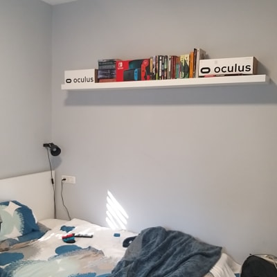 מדף תלוי עם קופסאות ומשחקים