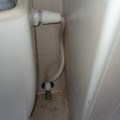 צינור מים מחובר לאסלה עם ברז קטן
