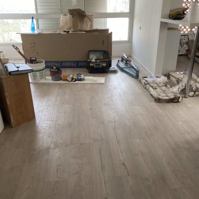 רצפת פרקט עם כלים וחומרים להתקנה